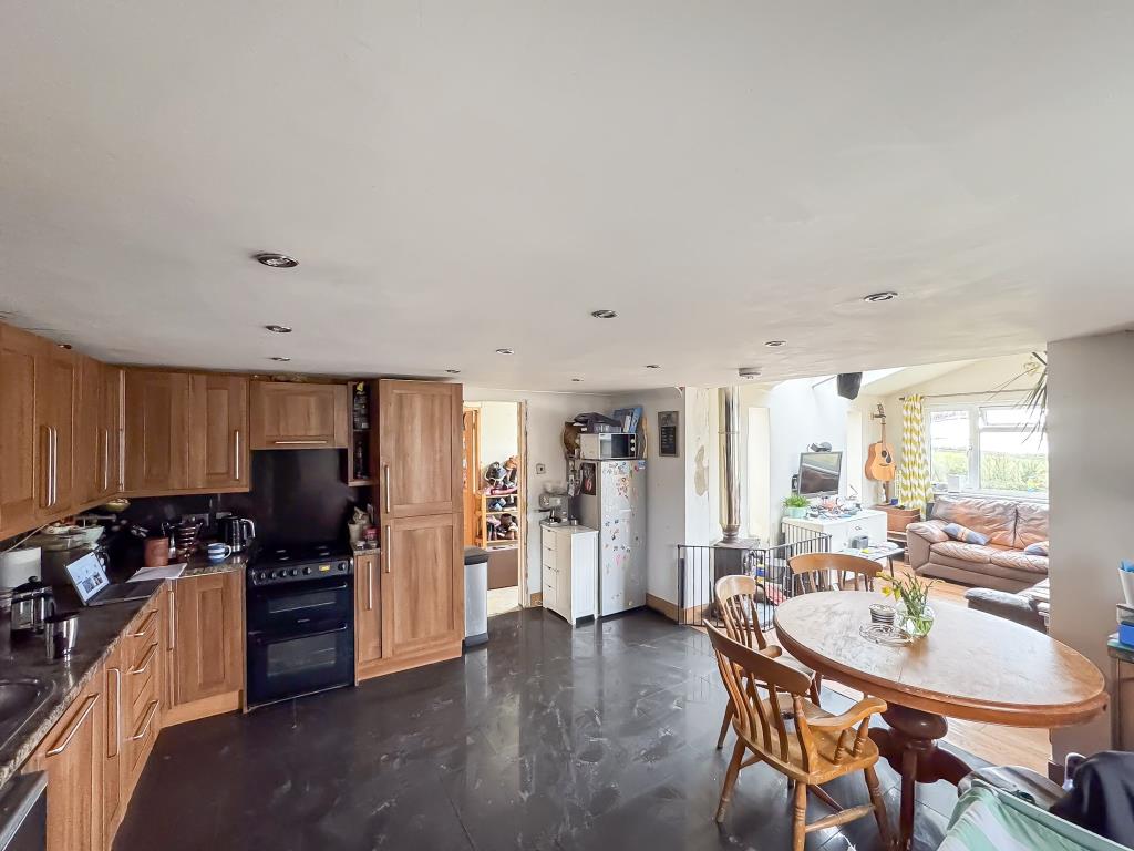 Lot: 128 - DETACHED PROPERTY IN GOOD LOCATION - Kitchen/diner